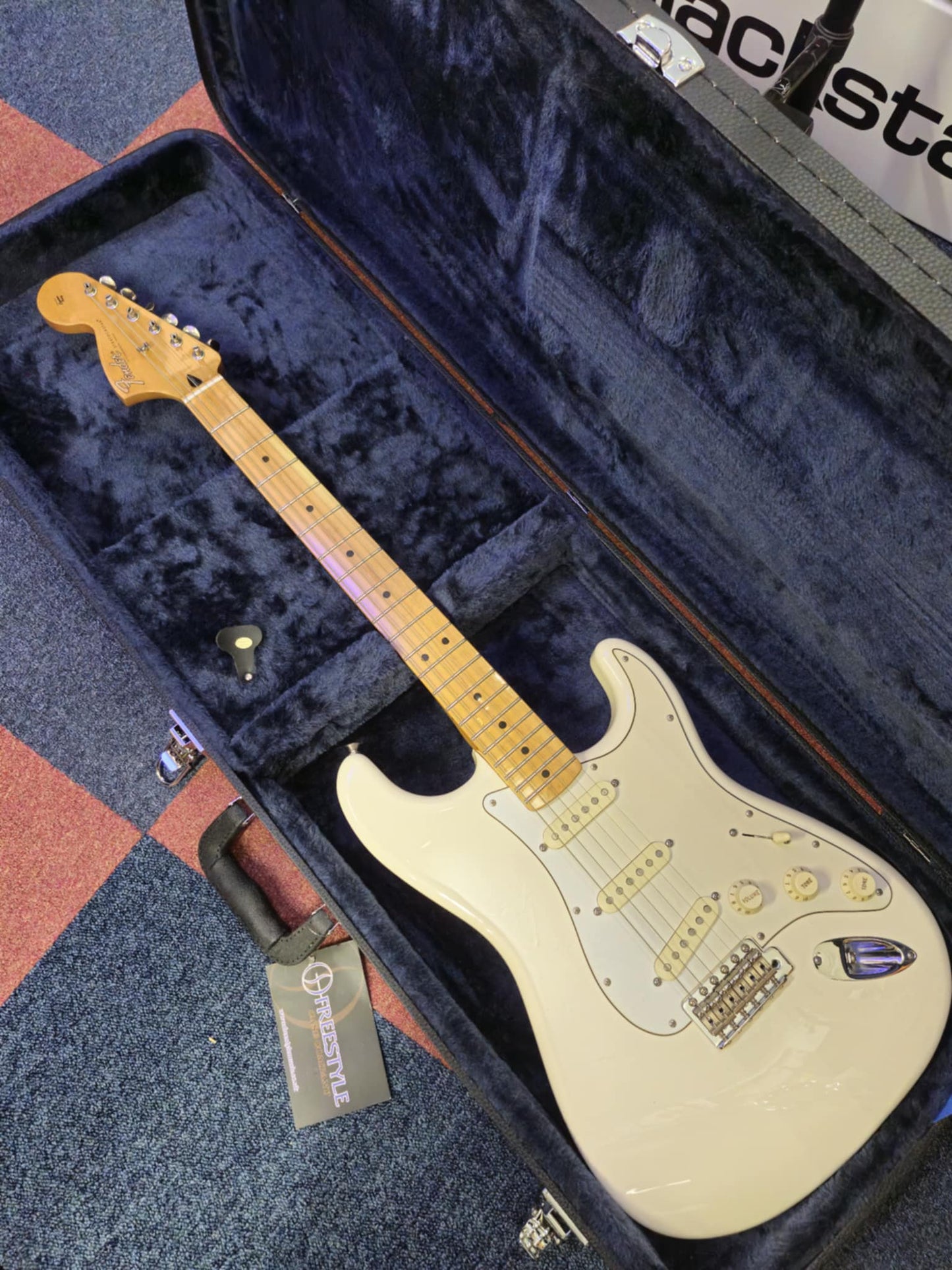 Jimi Hendrix Stratocaster Olympic White w/ Hardcase (Pre-owned)