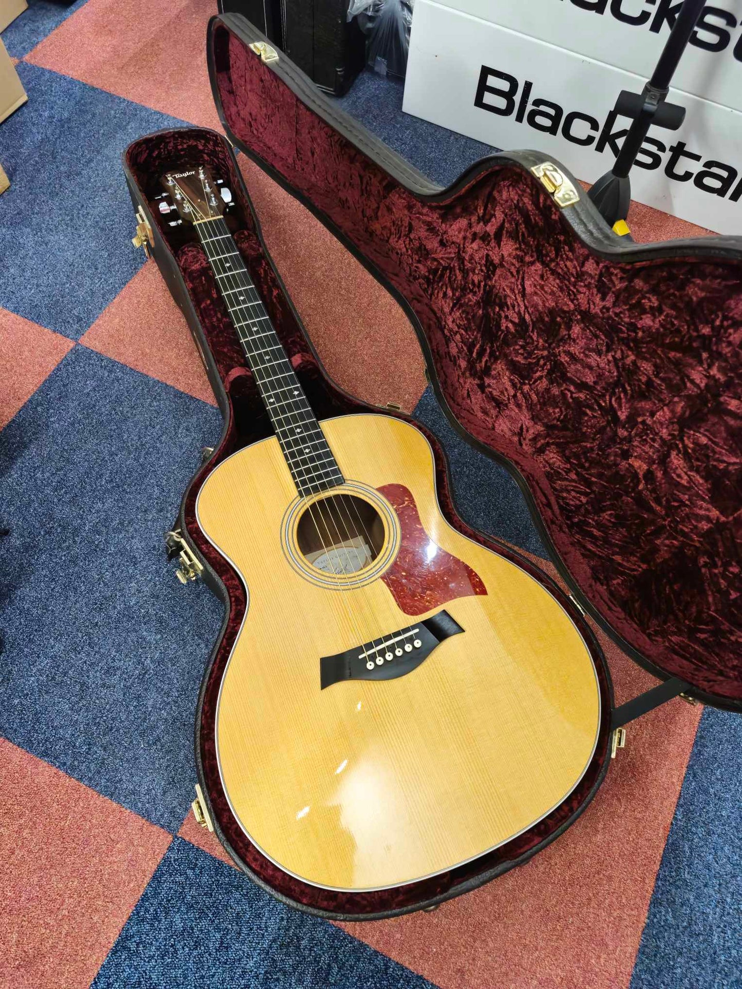 Taylor 214E DLX w/ Hard Case (Refurbished/Pre-owned)