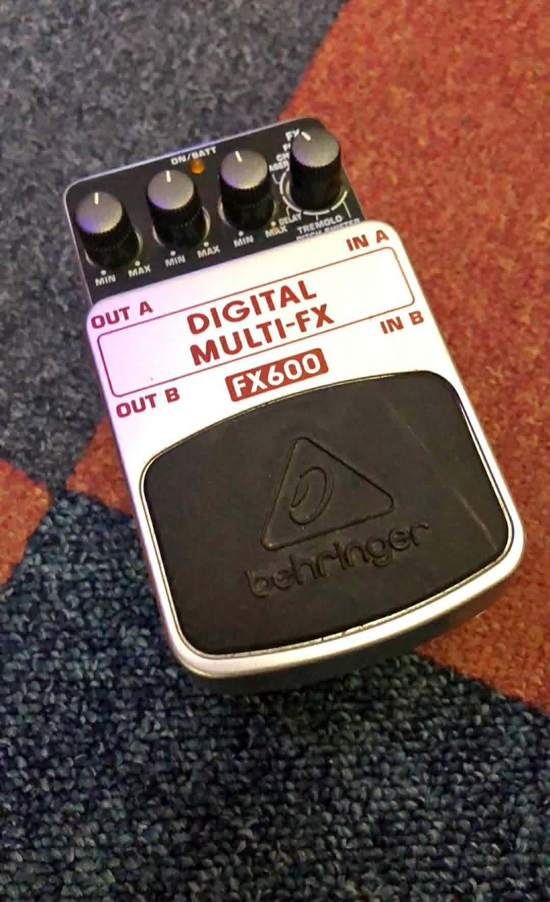 Behringer FX600 (Pre-owned)